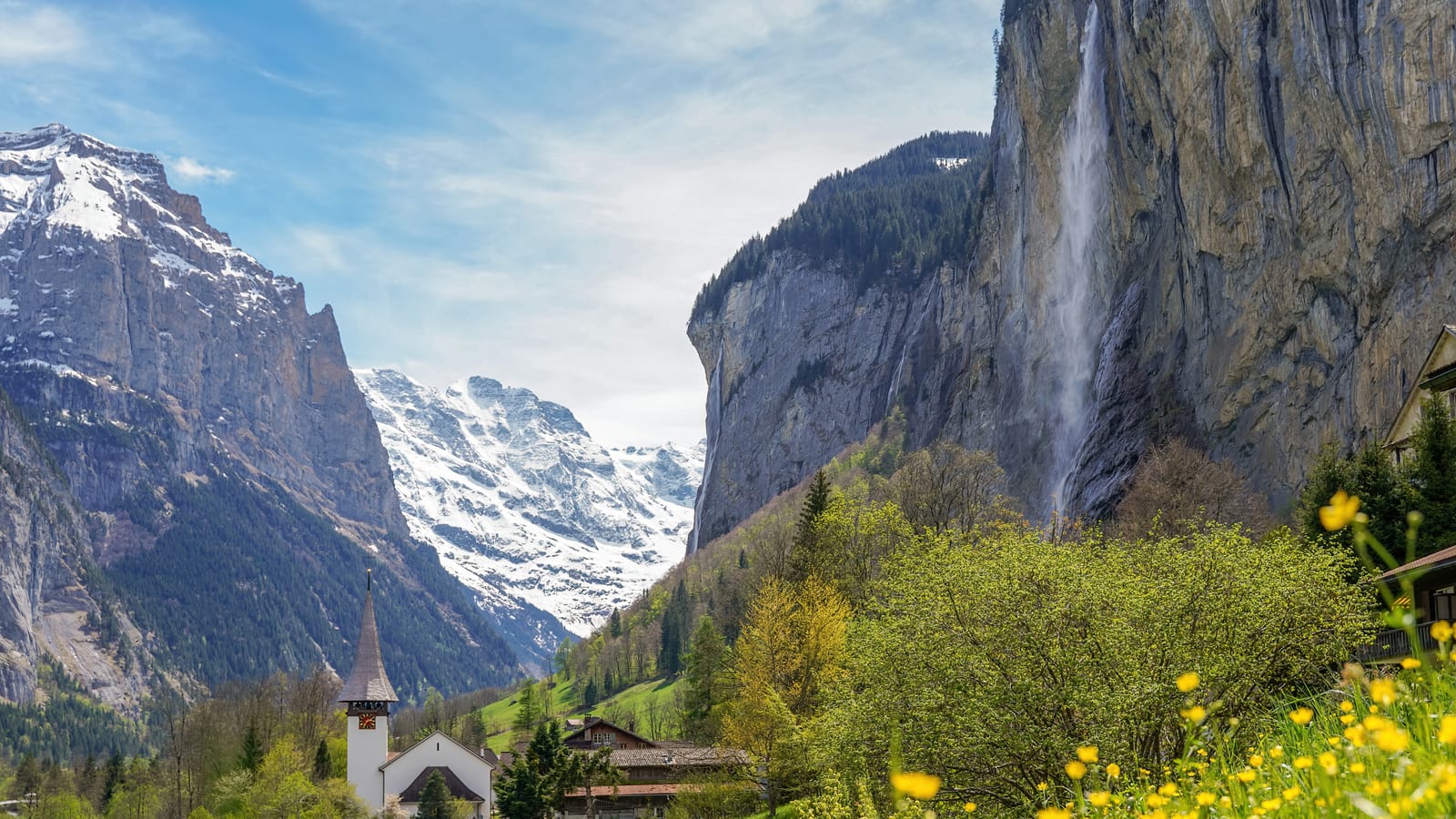 Valle de Lauterbrunnen con la cascada Staubbach y los Alpes nevados al fondo